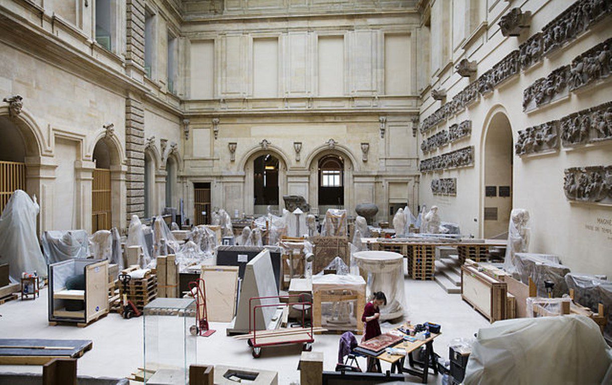 https://en.wikipedia.org/wiki/Louvre#/media/File:Paris_-_Restoration_workshops_in_the_Louvre_-_2408.jpg By © Jorge Royan /