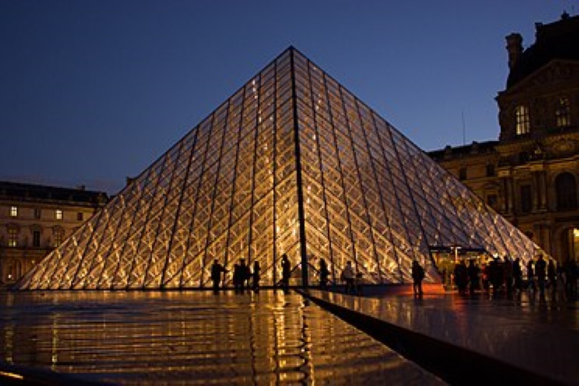 The modern crown adorning The Louvre in Paris