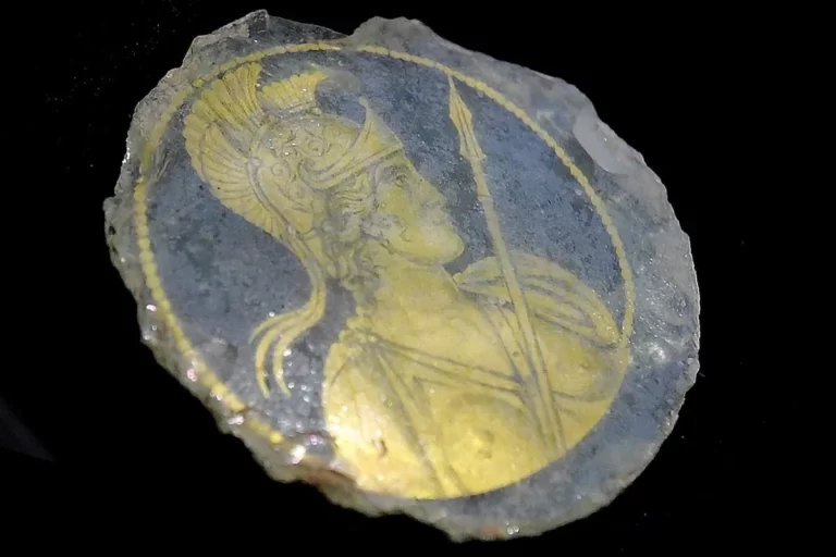 Gold glass ‘Roma’ discovered in Rome during work on the city’s subway