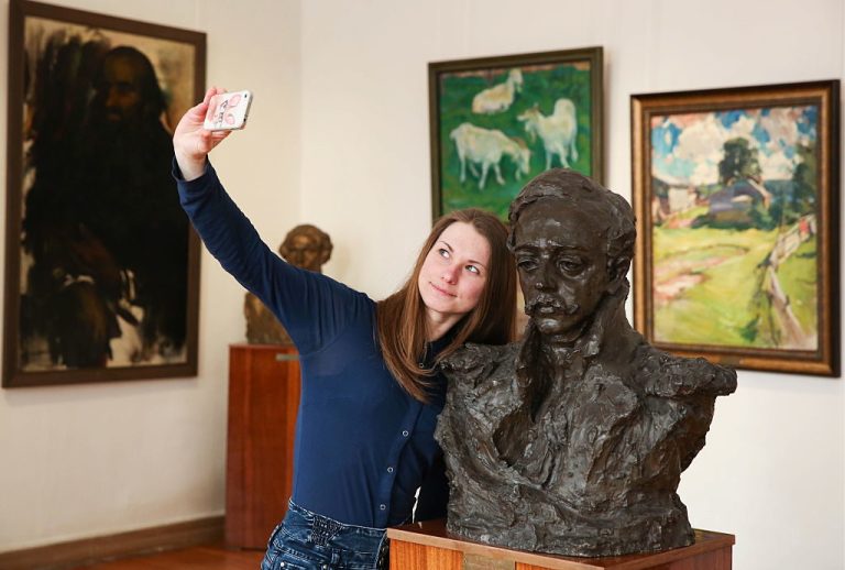 Is Selfie Culture Endangering Museum Artefacts?