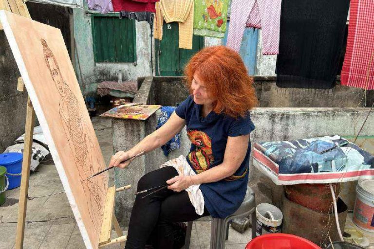 American Artist Returns to Calcutta After 15 Years to Sketch Same Group of Prostitutes