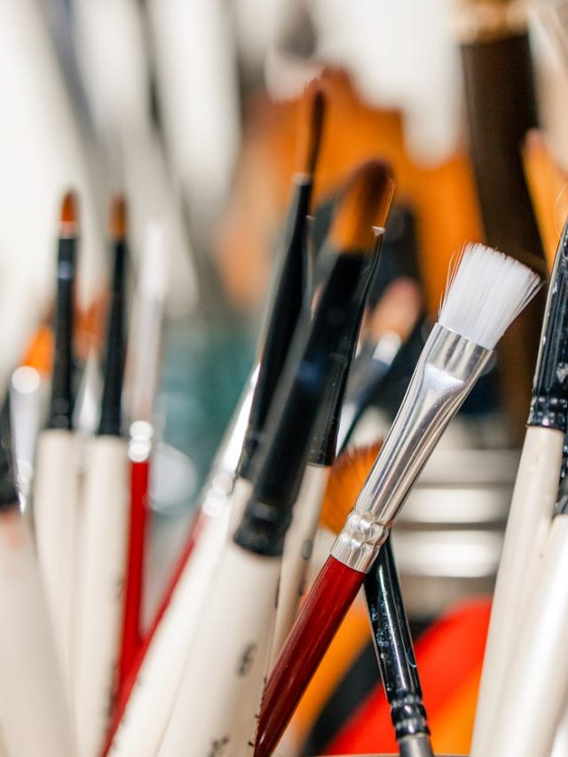 8 Different Types of Acrylic Brushes