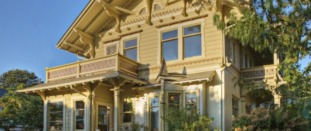 The arches and pillars in a Shingle style house 