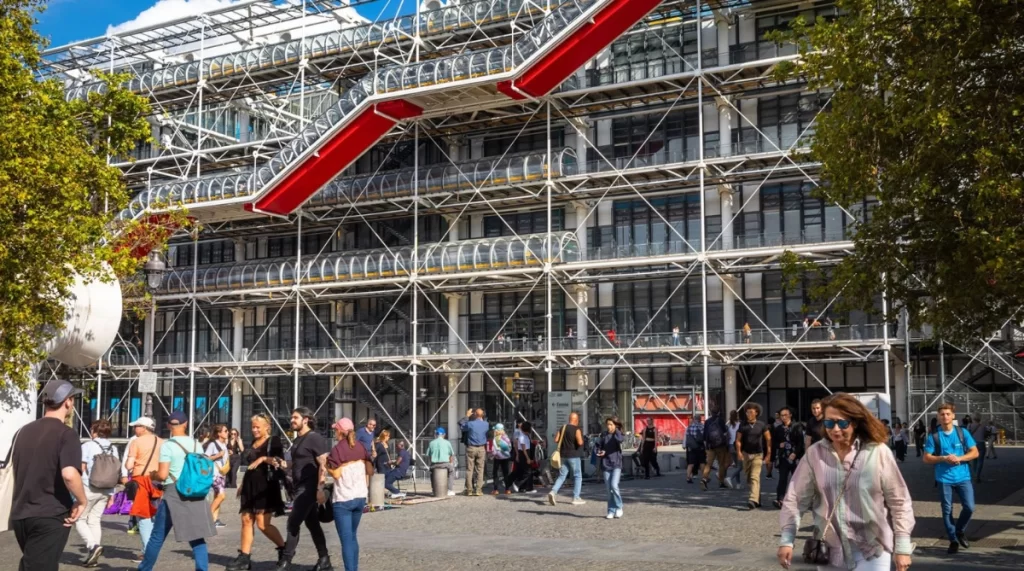 People outside Paris' Centre Pompidou 